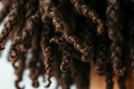 Warum dein Haar stumpf bleibt: Die Porenfrage klären und Pflege richtig treffen
